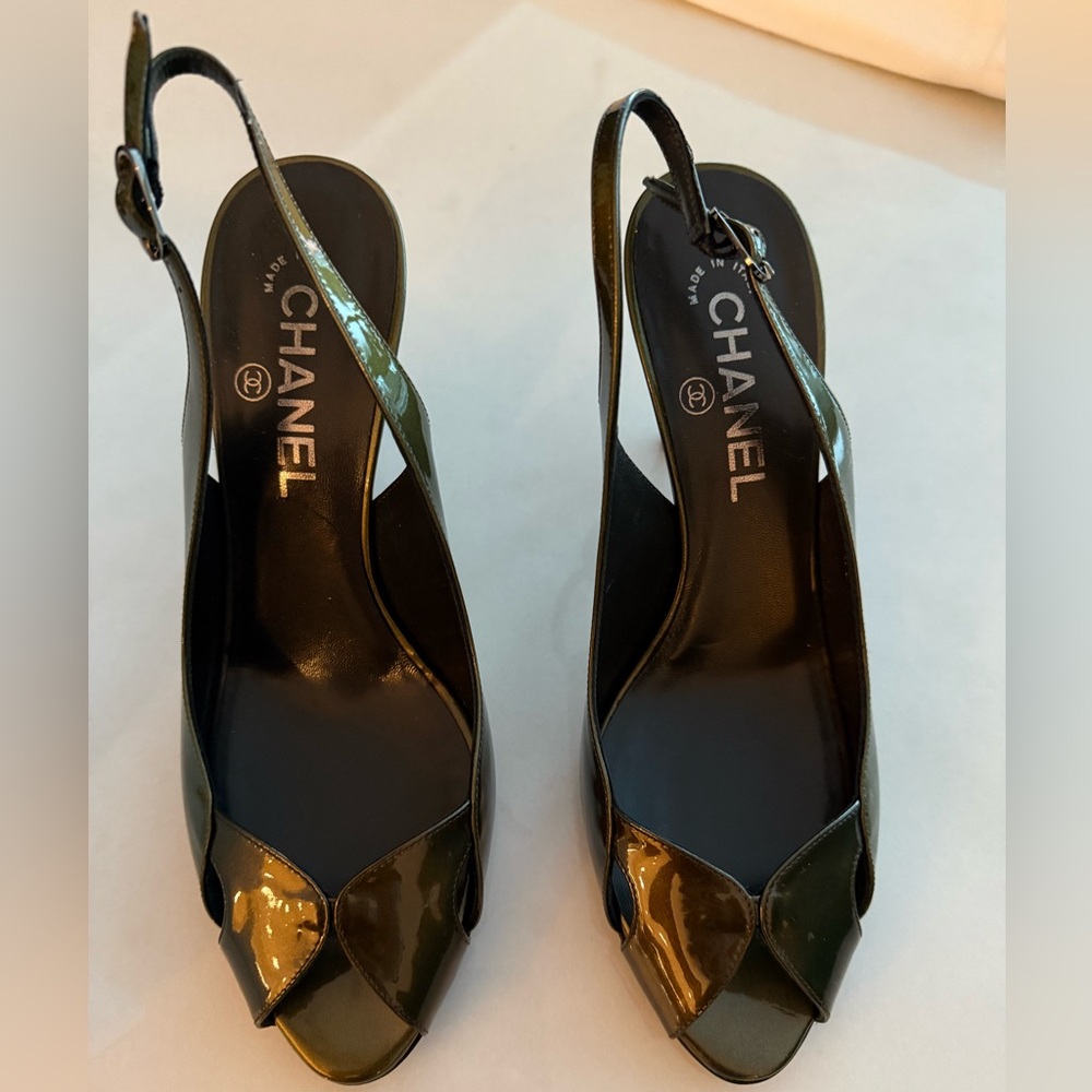 VINTAGE NEVER WORN CHANEL 
Gunmetal Patent Slingback
Size 38